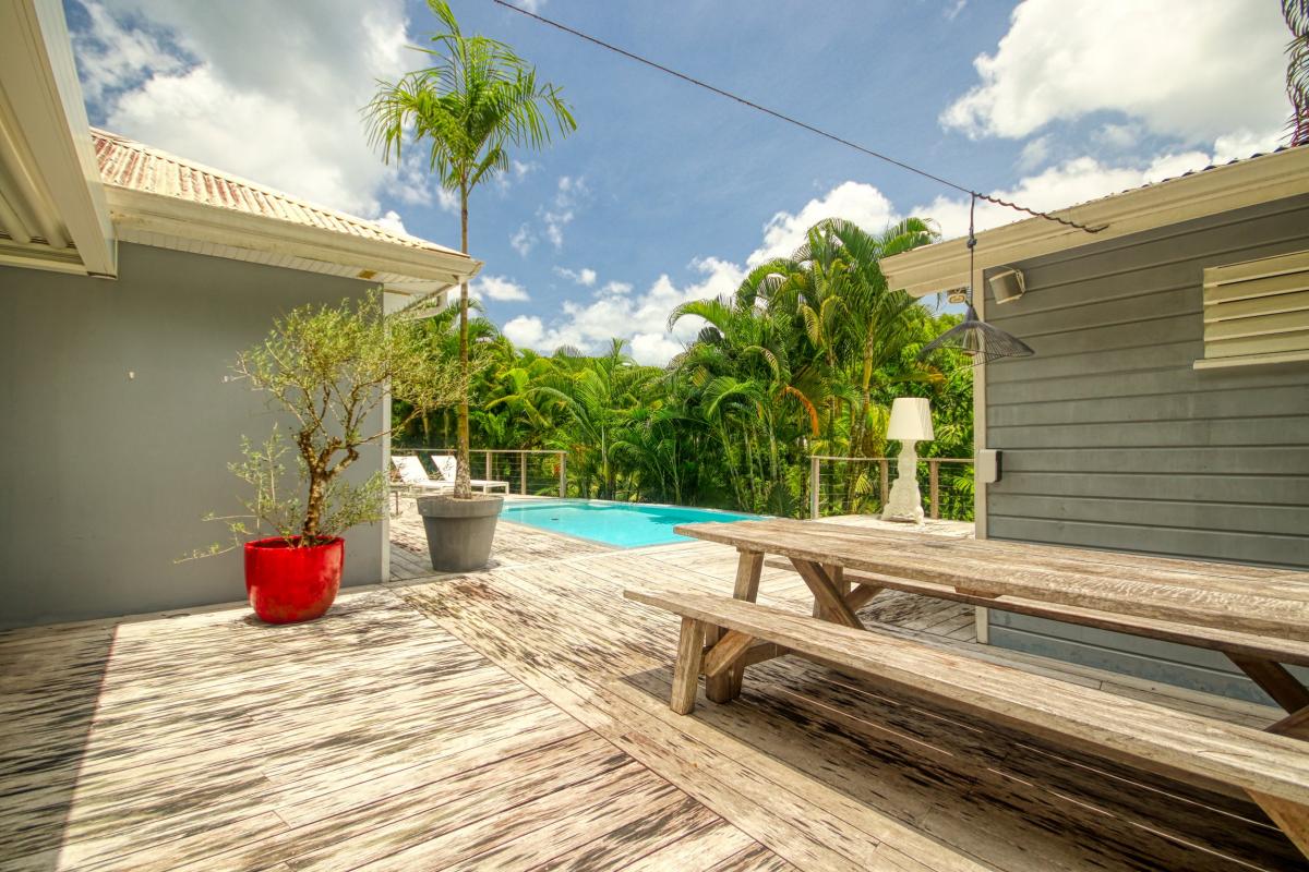 6Location villa piscine 3 chambre les trois ilets_espace repas extérieur